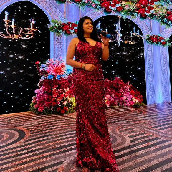 Anchor_in_red_gown_optimized_100