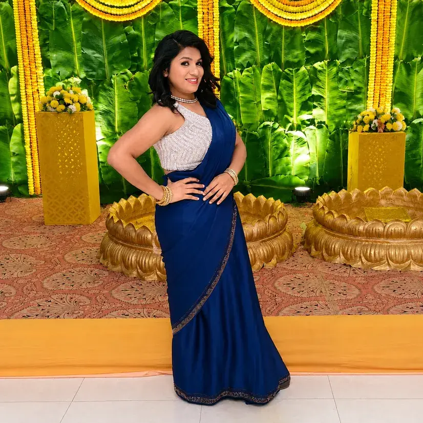 anchor_in_blue_saree_side_pose